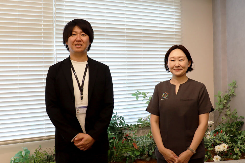 (左から)ラディックス株式会社(ランテック)長嶋 卓也、多摩ファミリークリニック 総務 内村 絵美さん