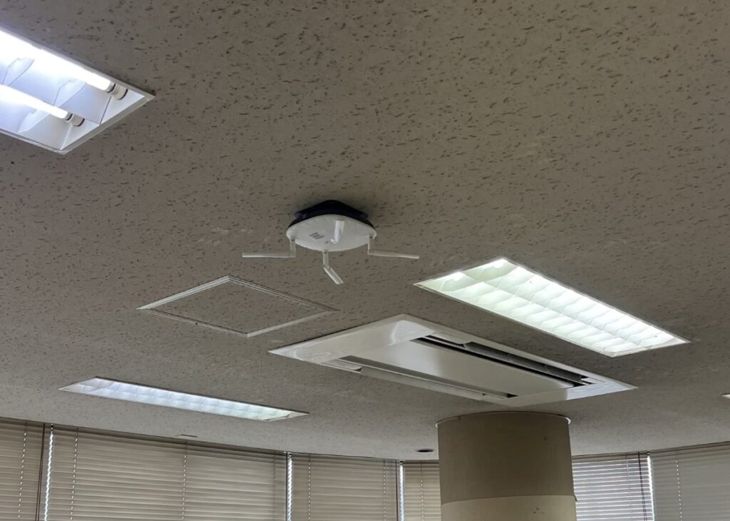 既存事務所の天井に設置したアクセスポイント