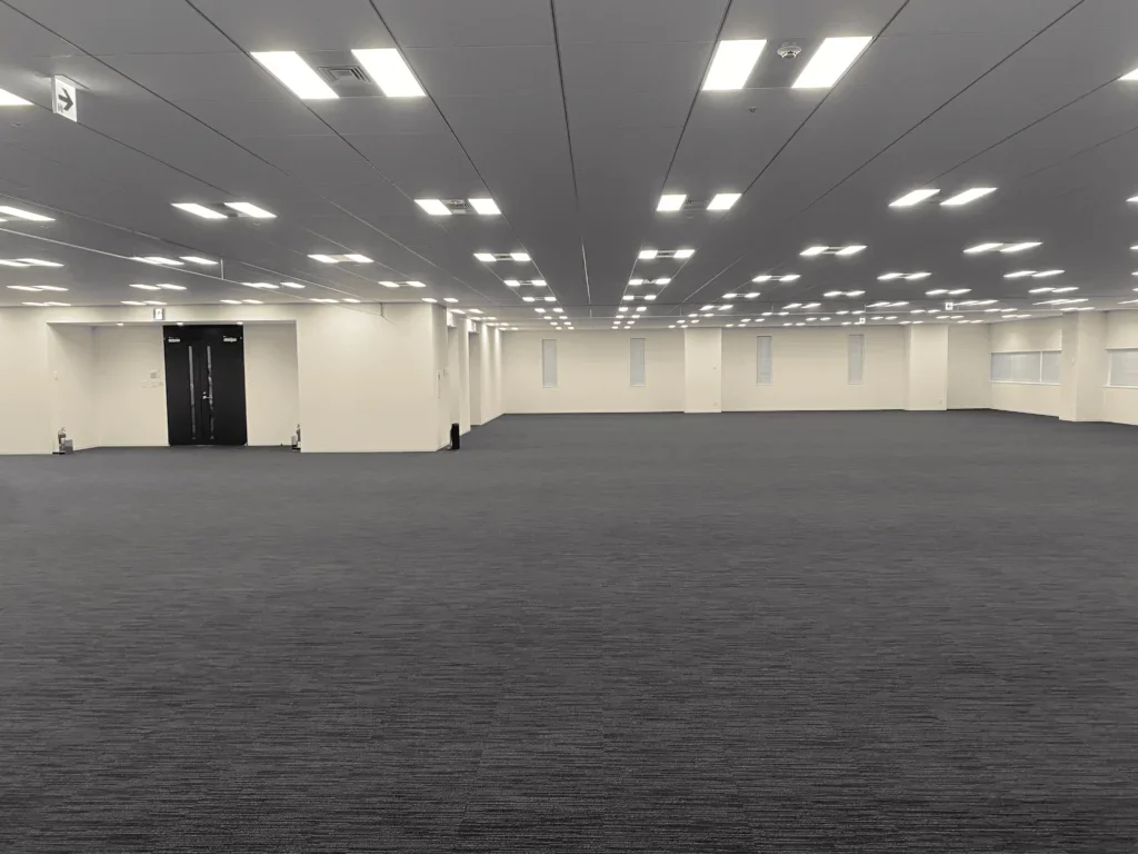 現地調査を行うオフィスフロア
